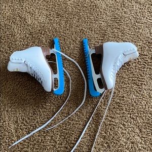 Ice skates with guards